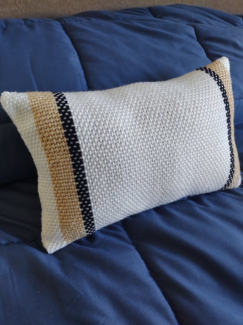 Pies de cama con almohadones tejidos en telar Rahue artesanales